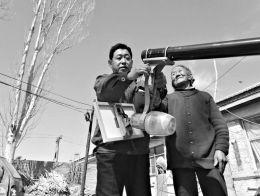 天鎮縣許家夭村家家院里豎起太陽(yáng)能路燈貧困村