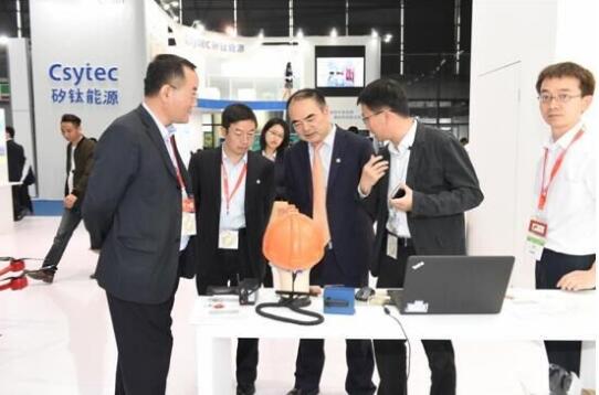 新品發(fā)布，無(wú)人機展示     金鴻泰驚艷亮相SNEC 2017