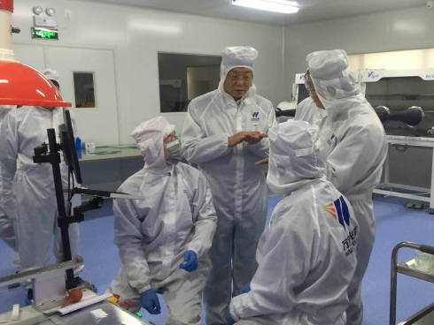 湖北省能源局調研湖北萬(wàn)度光能公司鈣鈦礦太陽(yáng)能電池研發(fā)情況