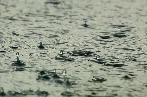 雨滴也能發(fā)電？能量轉化率達85% 可與太陽(yáng)能結合