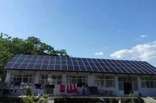 夏日天氣熱!用電緊張，電費高，怎么辦? 王大爺卻不在乎