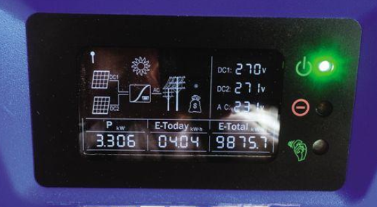 屋頂上加了塊光伏板 降溫且能發(fā)電賺錢(qián)！