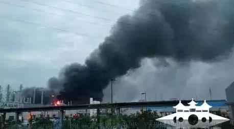 又雙叒叕現火災！為撲救晶澳大火，消防戰士連續作戰累暈現場(chǎng)