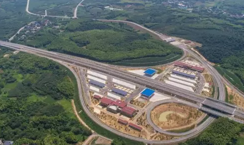 高速公路也建光伏發(fā)電站！年發(fā)電量達40萬(wàn)千瓦