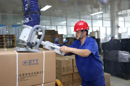 高溫“大考” 中天科技員工堅守光伏運維一線(xiàn)