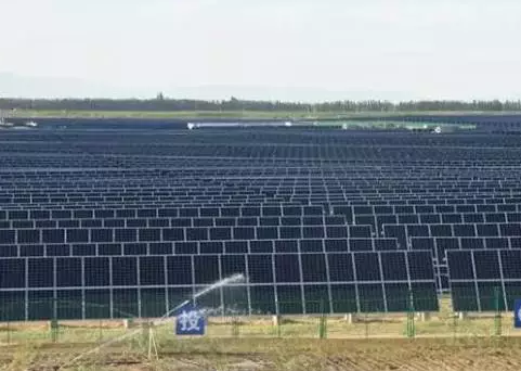 光伏電站不僅能發(fā)電，還能治沙！