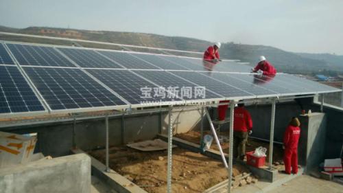 陜西寶雞農戶(hù)建“光伏花圃”上面發(fā)電下面種花