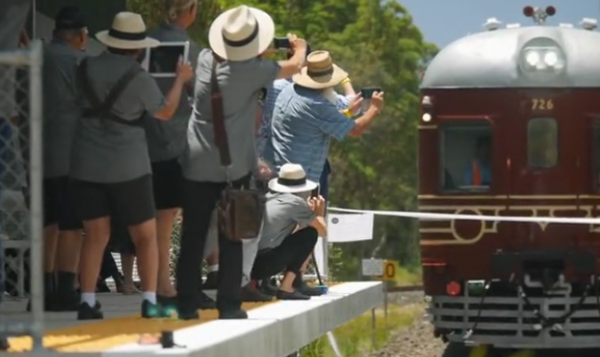 澳大利亞推出全球第一輛太陽(yáng)能列車(chē)可容納百人