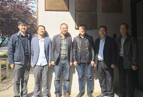 參加揭牌儀式雙方領(lǐng)導合影留念