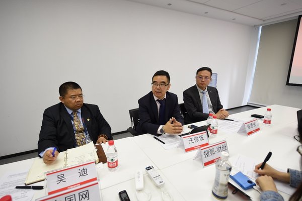 TUV南德意志大中華集團管理服務(wù)部總監汪微波先生(中)接受媒體采訪(fǎng)