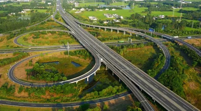江蘇省高速公路首批互通區分布式光伏電站并網(wǎng)投運