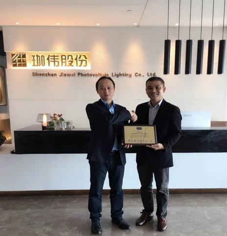 Intertek天祥集團電子電氣事業(yè)部華南區總監謝秀杰先生(右)為珈偉集團CEO李靂先生(左)授牌