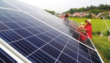 6月20日，在江西峽江縣硯溪鎮金坊村光伏電站項目現場(chǎng)，工人在加緊施工。