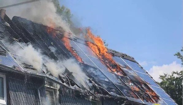 德國一民宅屋頂太陽(yáng)能電站起火，整個(gè)屋頂燒成“骨架”