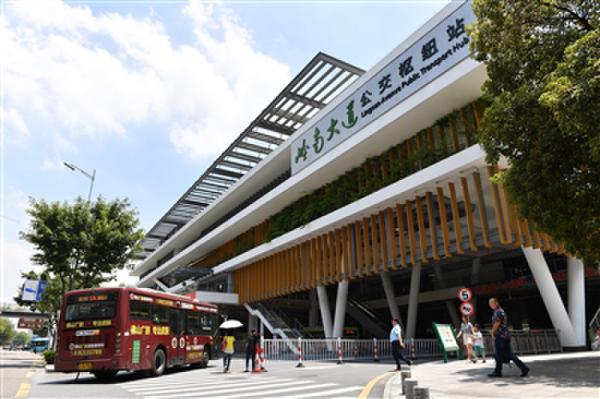 樓“頂”2100多塊光伏板公交站一年節電60萬(wàn)度