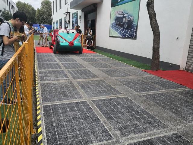 太陽(yáng)能發(fā)電 為電動(dòng)車(chē)無(wú)線(xiàn)充電 紹興建成“超級道路”
