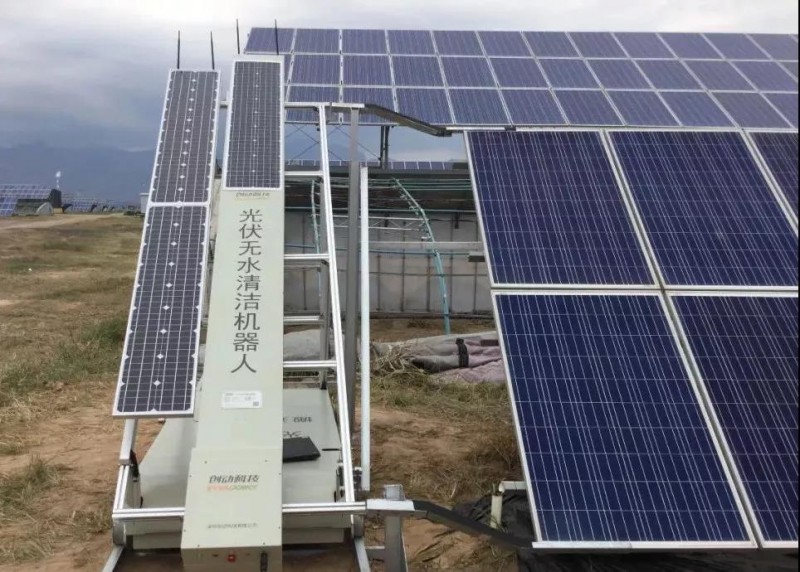 有創(chuàng  )動(dòng)光伏無(wú)水清潔機器人代班，咱光伏人國慶可以輕松浪啦！