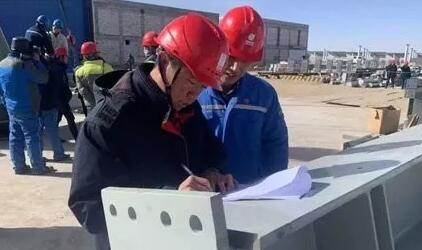 吸熱塔頂部鋼結構順利首吊--魯能海西州50MW塔式光熱發(fā)電項目