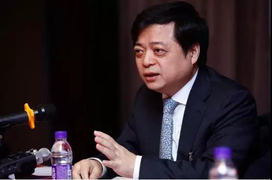 作為全國政協(xié)常委、全國工商聯(lián)副主席，正泰集團董事長(cháng)南存輝帶來(lái)了《關(guān)于加快解決光伏補貼拖欠問(wèn)題的提案》《關(guān)于進(jìn)一步完善光伏發(fā)電增值稅優(yōu)惠政策的提案》《關(guān)于完善光伏發(fā)電土地稅費政策的提案》《關(guān)于無(wú)補貼分布式光伏項目允許自主招標的提案》《關(guān)于完善電力業(yè)務(wù)許可證豁免范圍的提案》《關(guān)于進(jìn)一步促進(jìn)清潔供暖規范發(fā)展的提案》等12份提案，堪稱(chēng)代表、委員中的“敬業(yè)模范”。